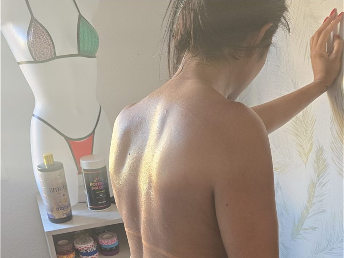 Acabado luminoso del bronceado en la espalda